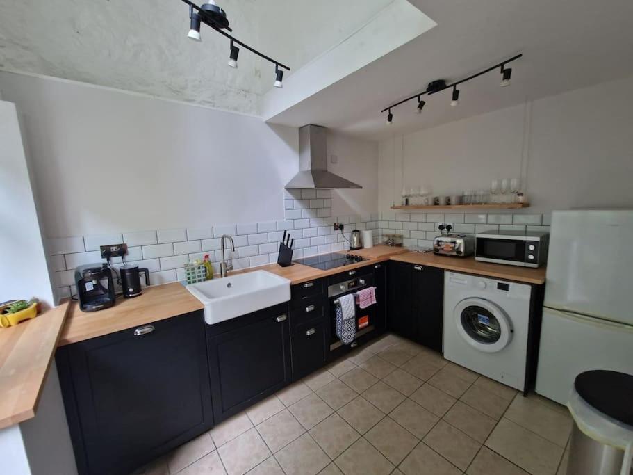 Lovely Seafront Apartment With Garden Swansea Exterior photo